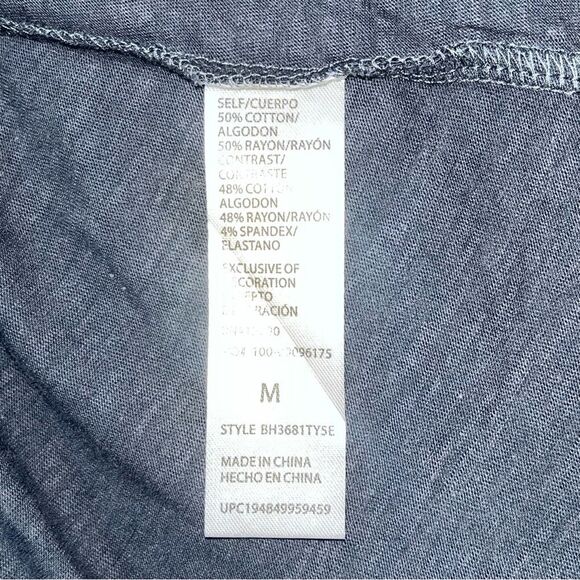 New with Tags Democracy Long Sleeve Crew Neck with Gold Tone Snap Buttons - Picture 7 of 8